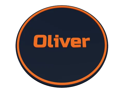 オレンジの縁リングと中央に Oliver の名前が入った濃い色のコースター