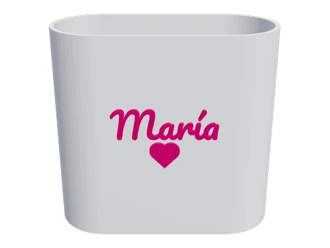 María の名前とピンクの浮き出たハートが付いた白いペンカップ